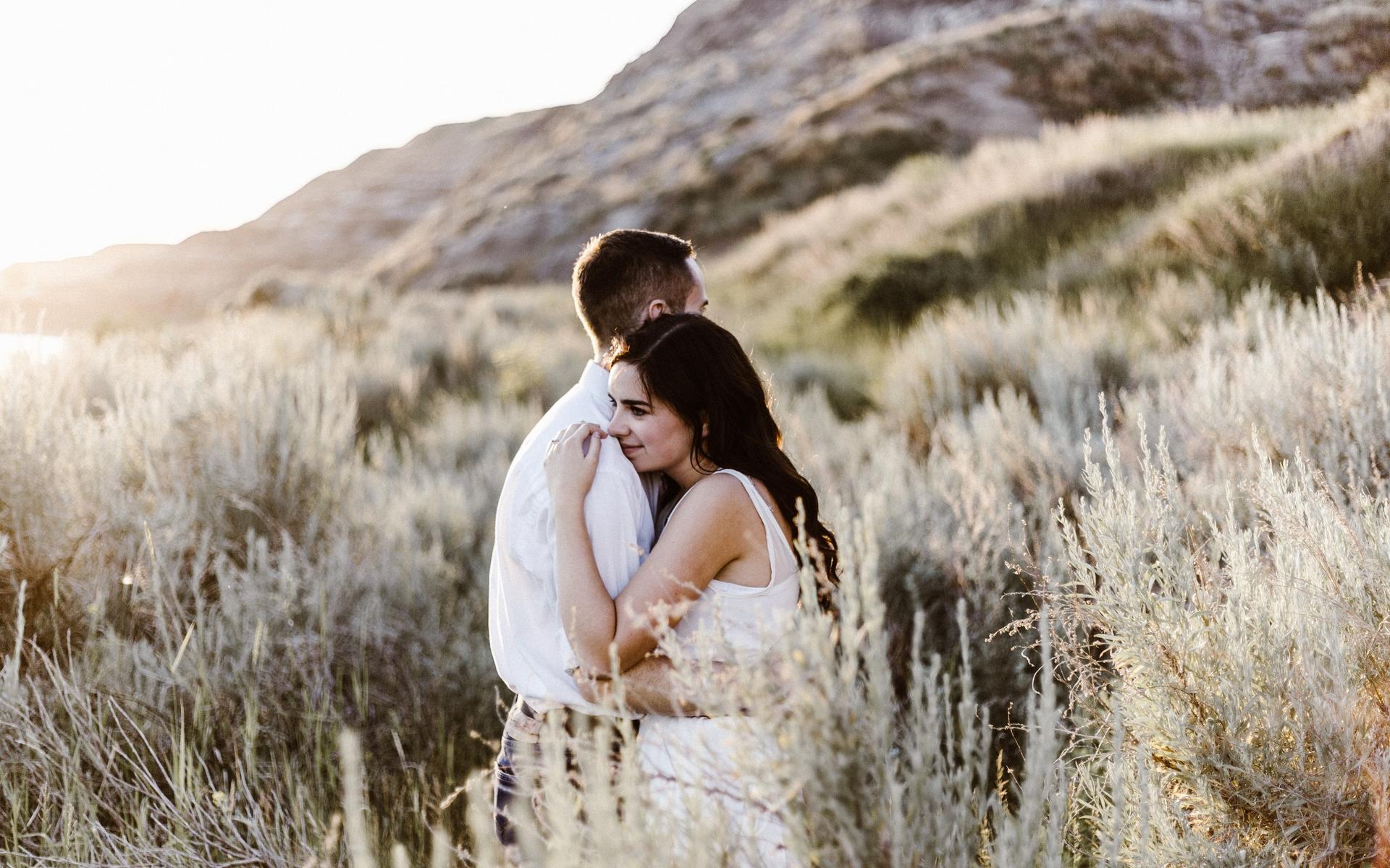 Verliebtes Paar in einem Feld
