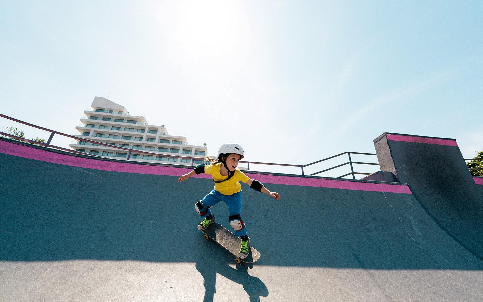 Skater-Mädchen auf Rampe