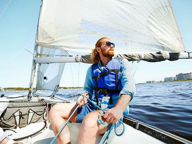 Mann auf Segelboot