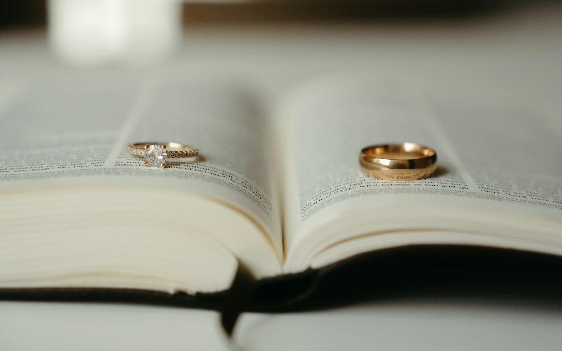 Eheringe auf Bibel