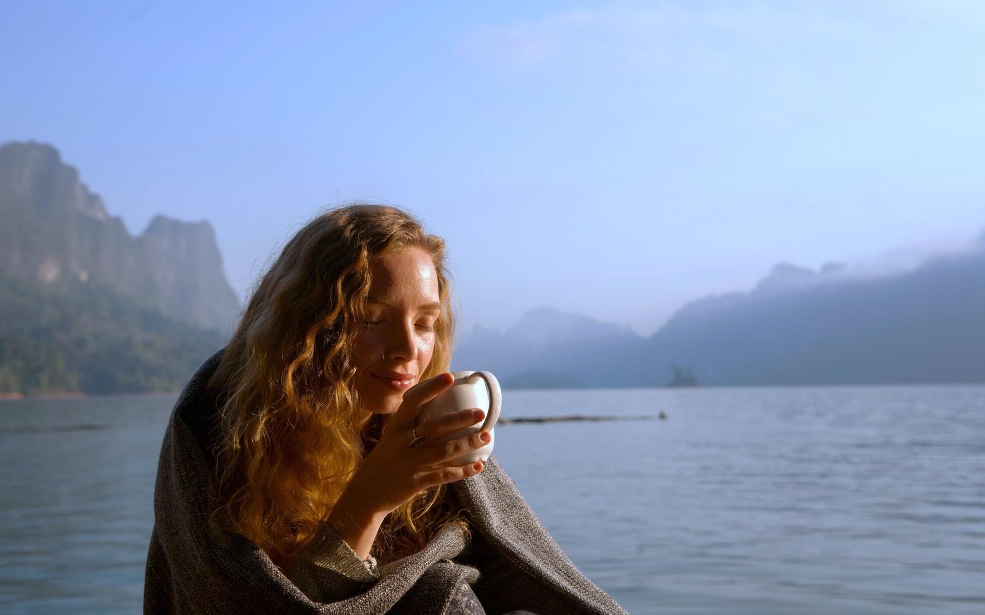 frau-warm-in-der-morgensonne