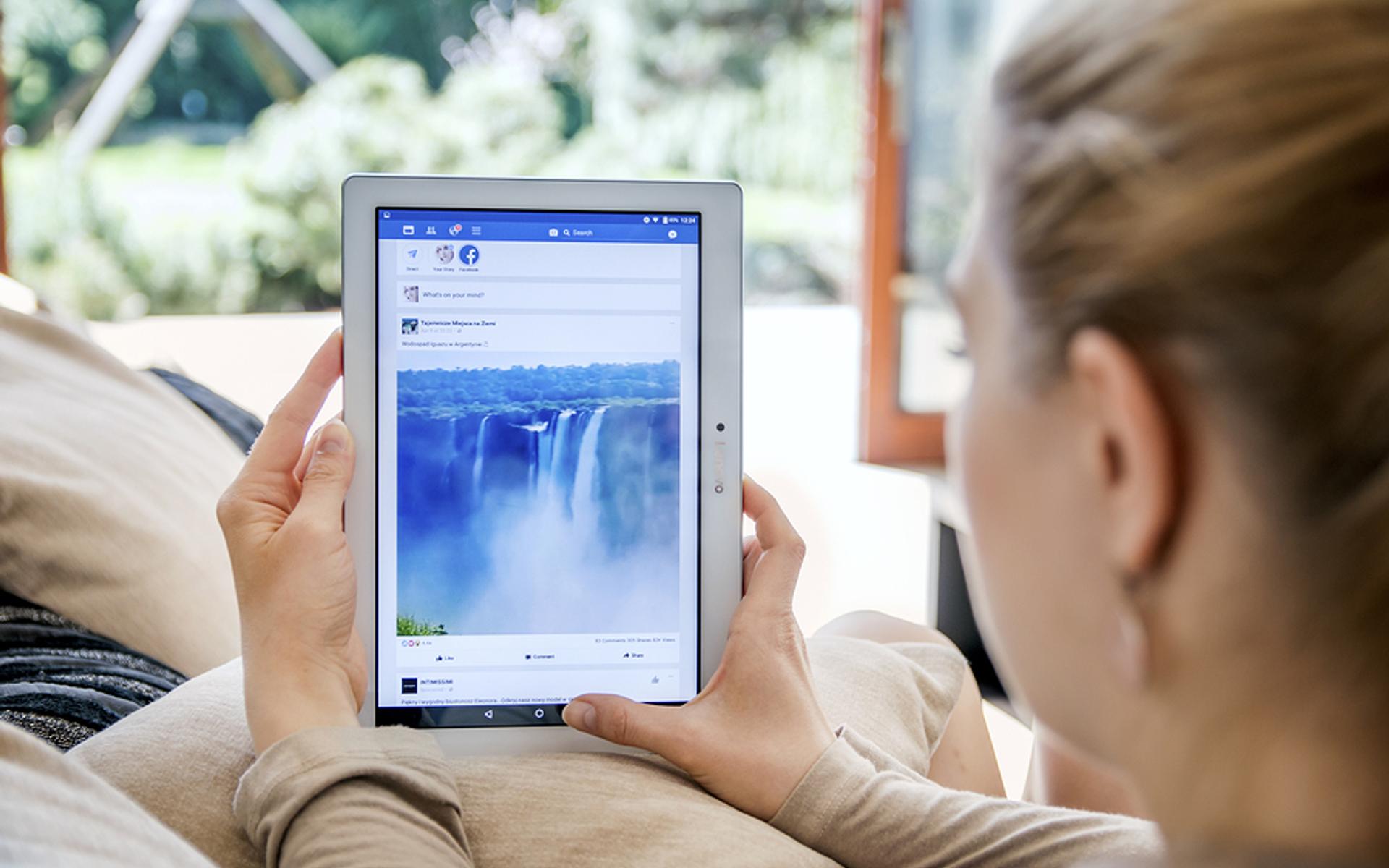 Frau mit Tablet (Symbolbild)
