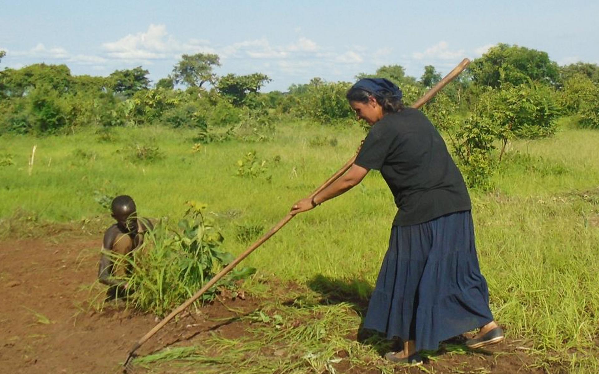 Doaa bei Gartenarbeit im Südsudan
