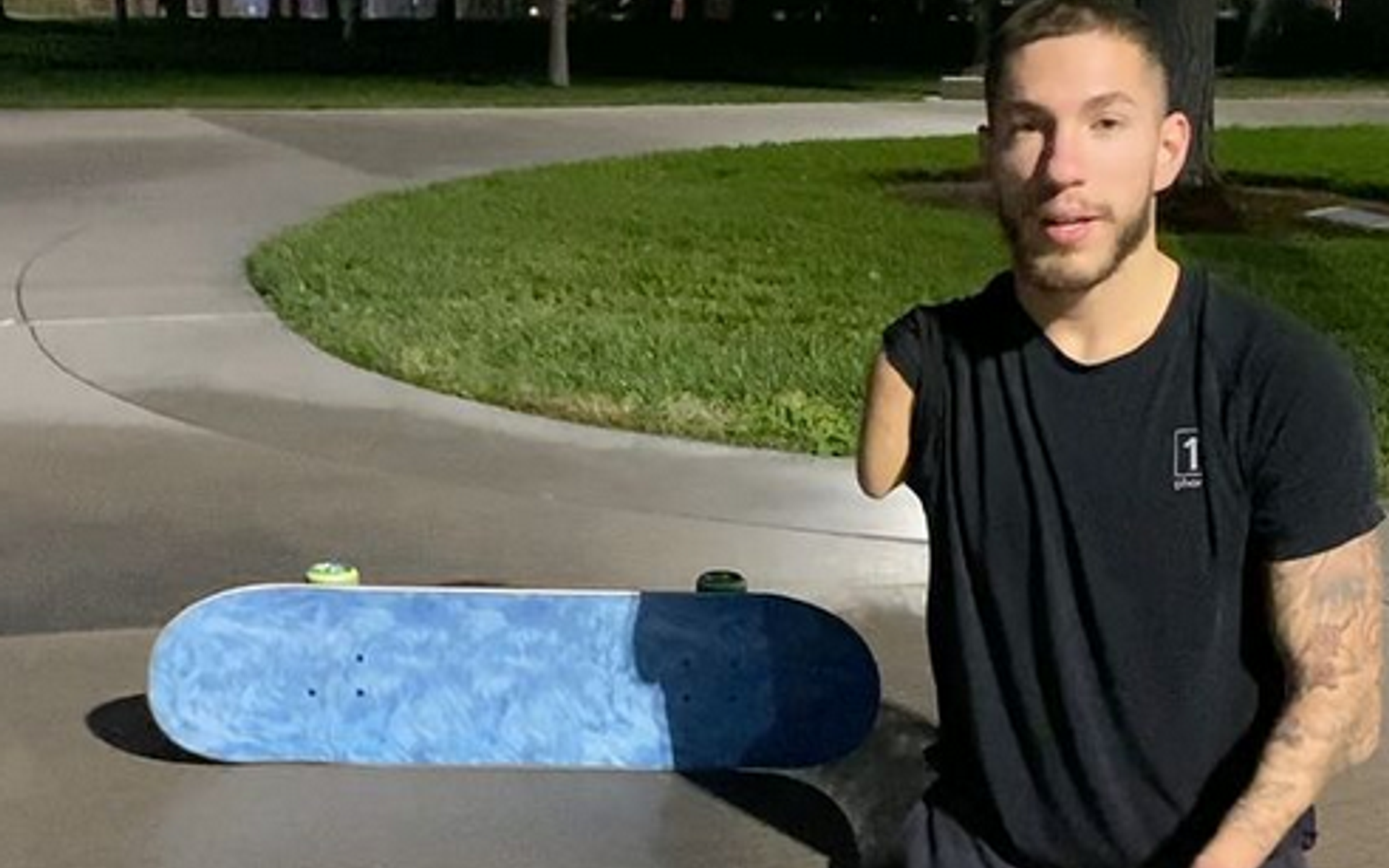 Nick mit seinem Skateboard