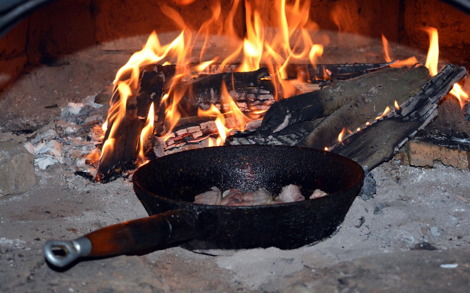Pfanne im Feuer