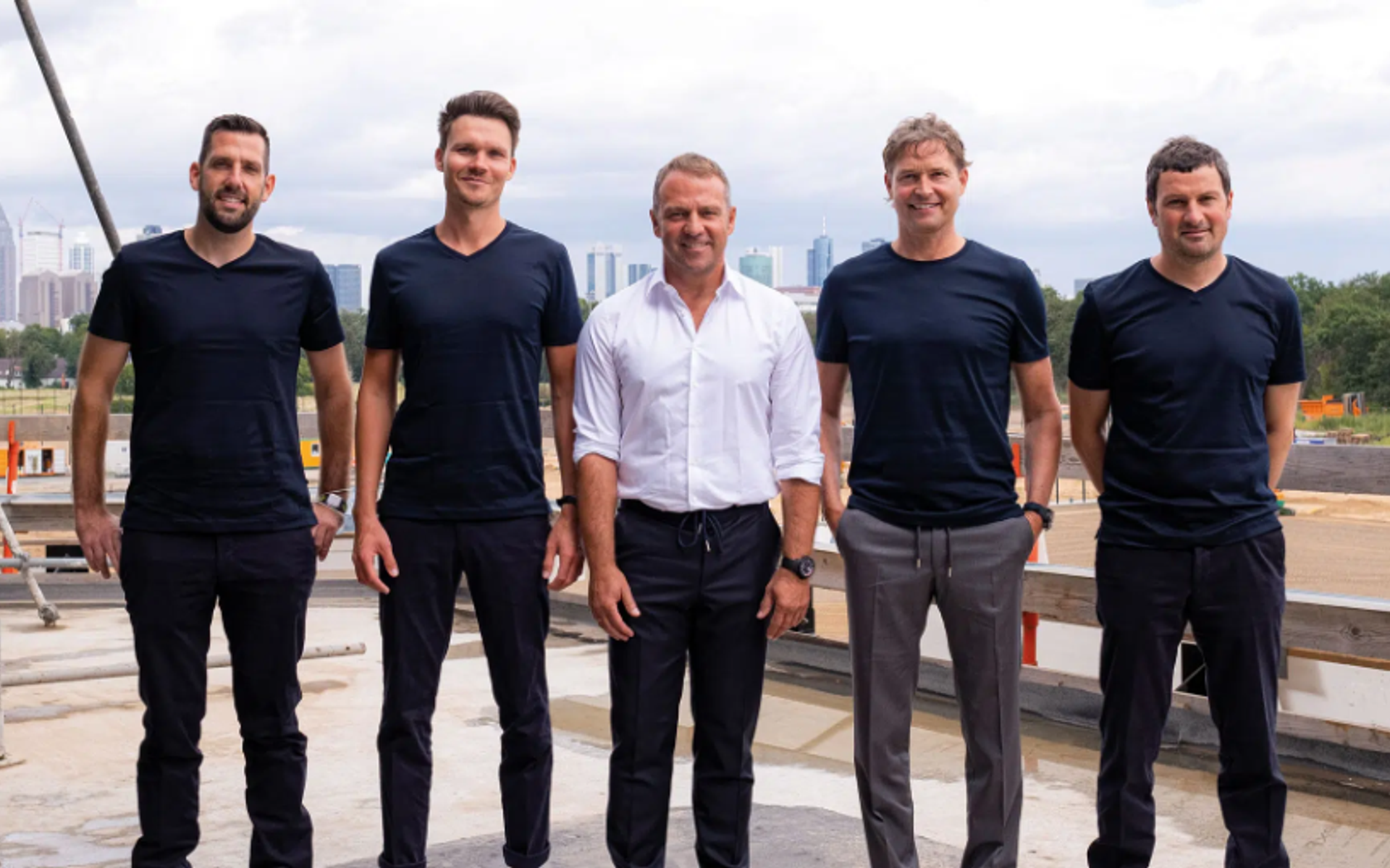 Das Trainerteam des Deutschen Fussball-Bundes mit Hansi Flick in der Mitte und Andreas Kronenberg ganz rechts