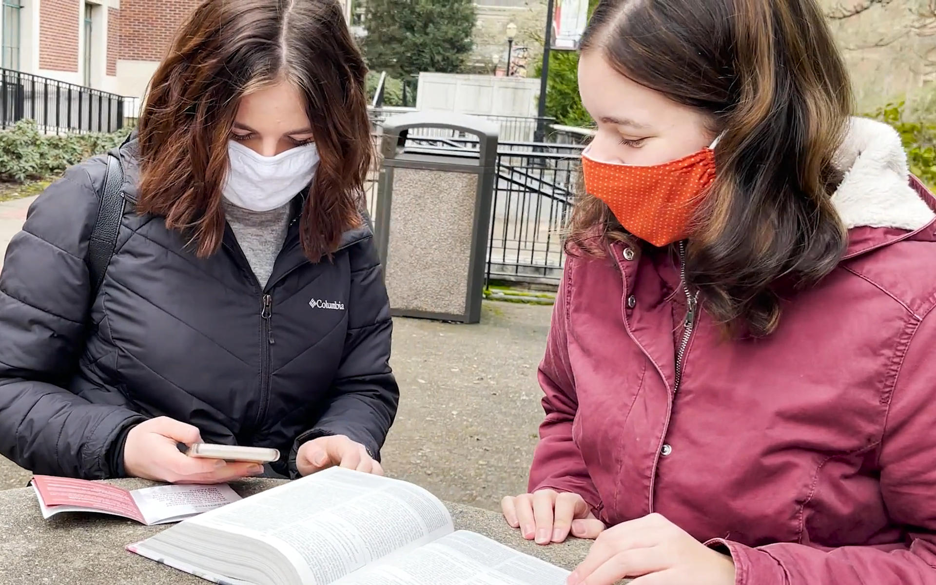 Gemeinsames Bibelstudium von Susie Rinke und Hannah Koehler