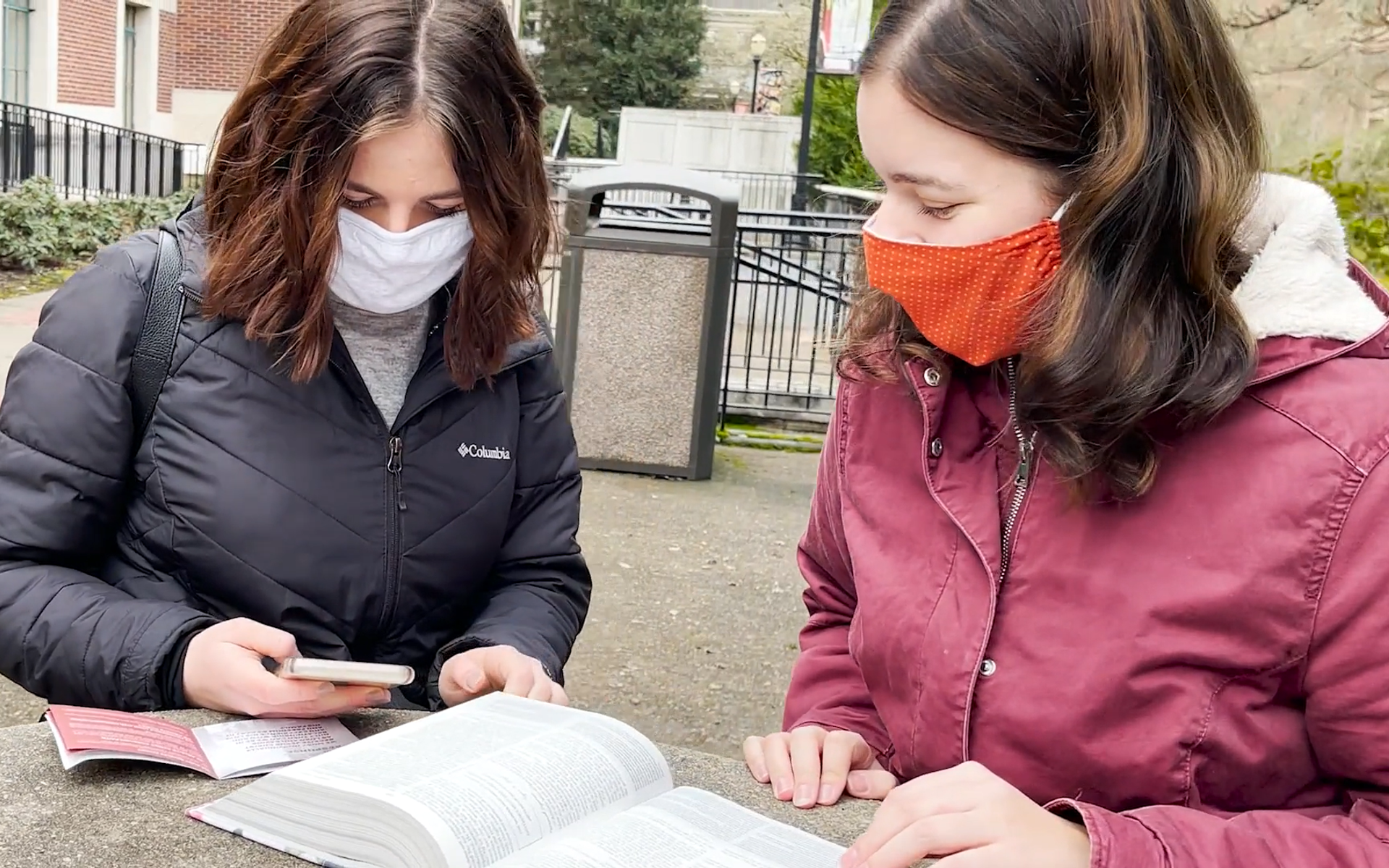 Gemeinsames Bibelstudium von Susie Rinke und Hannah Koehler