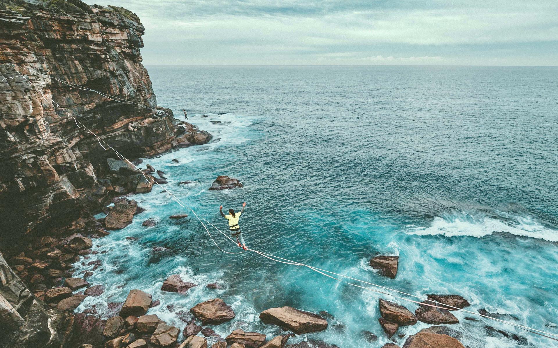 Eine Frau auf einer Slackline