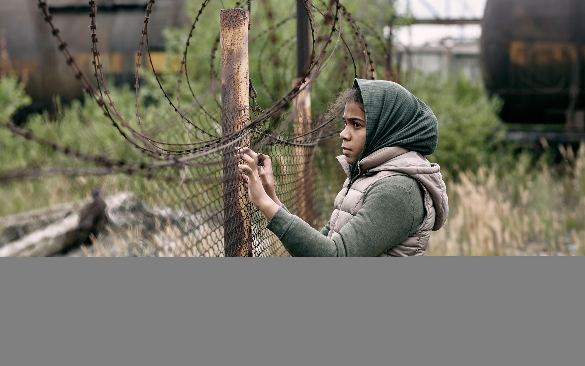 Mädchen starrt in die Freiheit