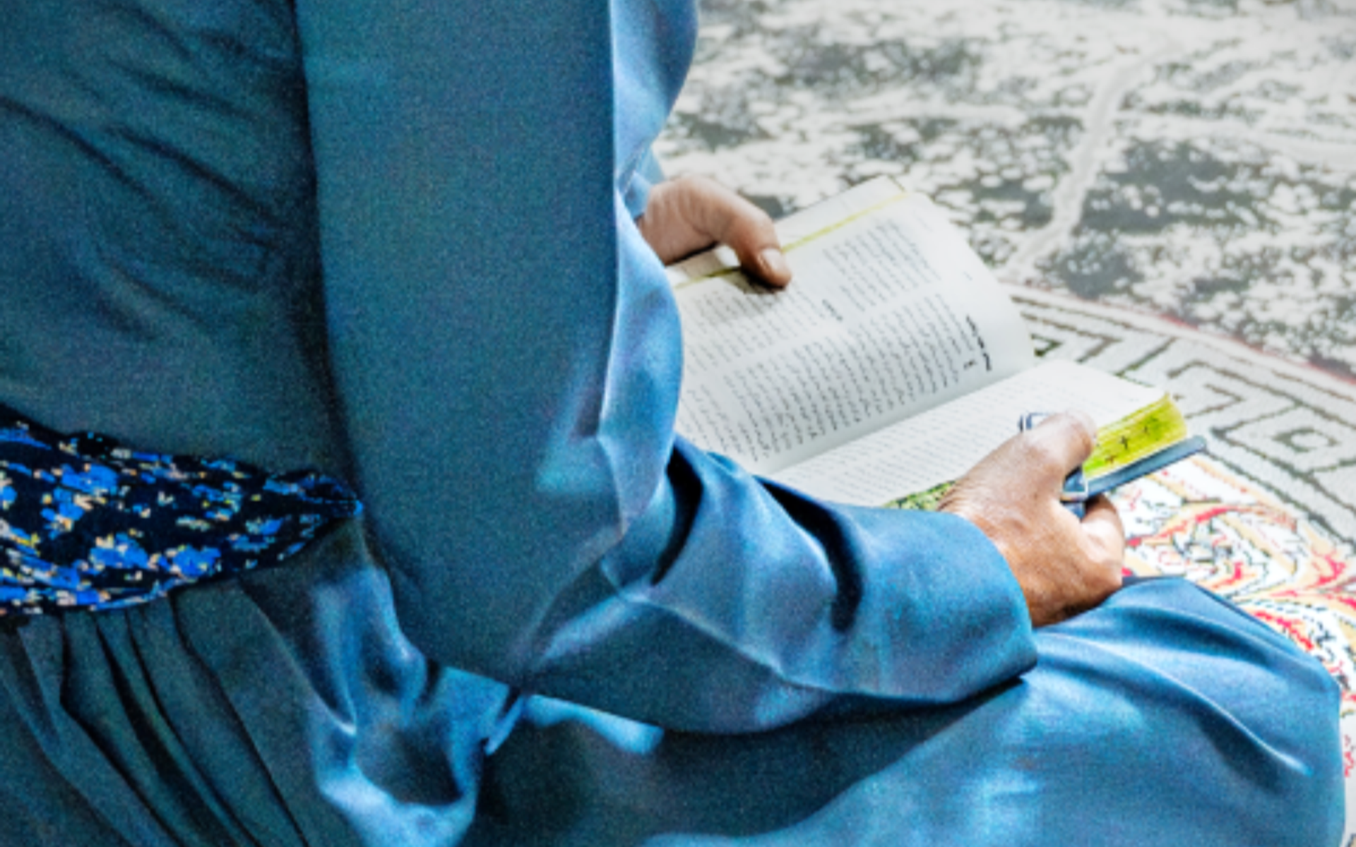 Sabir liest in der Bibel