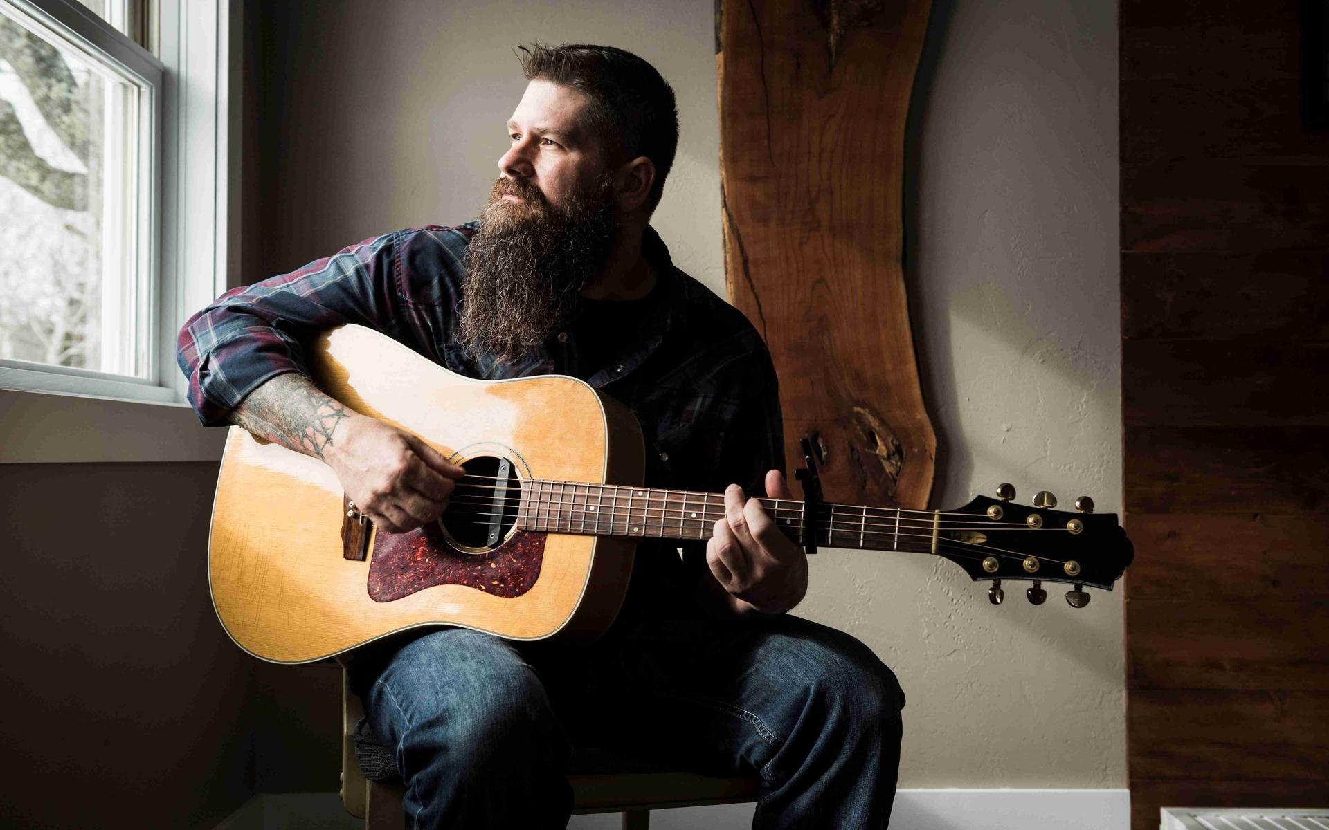 Mann spielt Gitarre