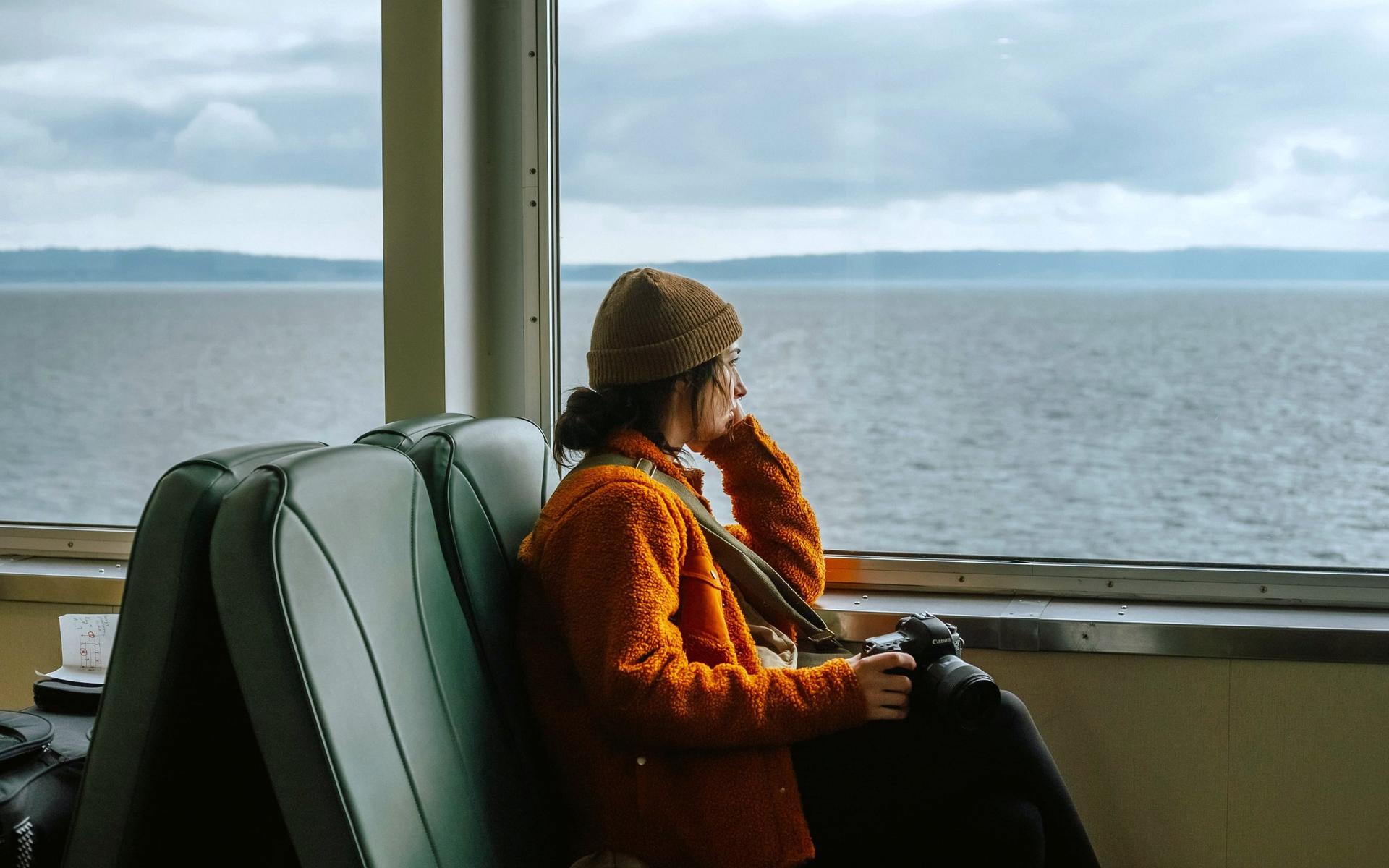 ine-frau-sitzt-auf-einem-boot
