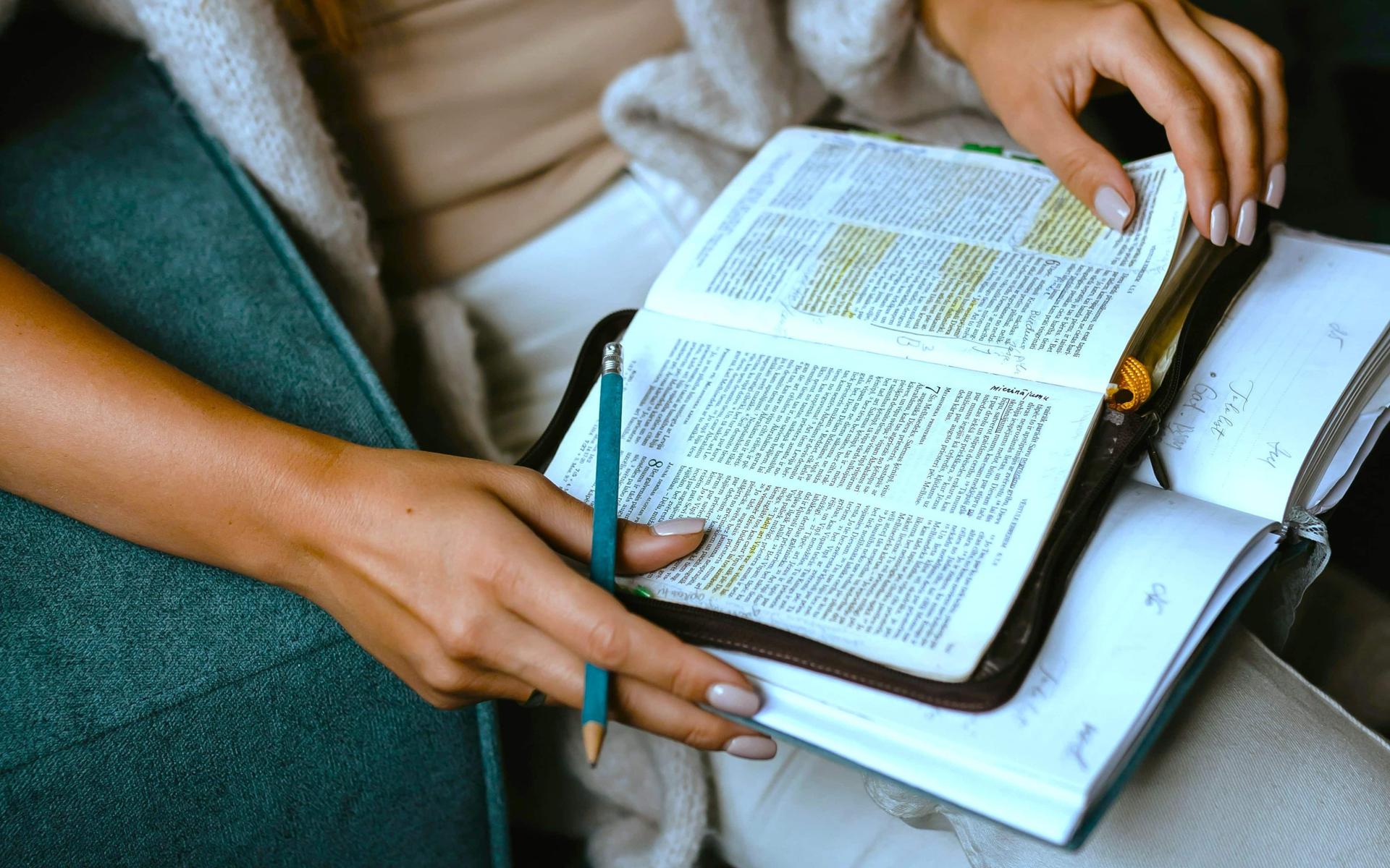 jemand-liest-in-der-bibel