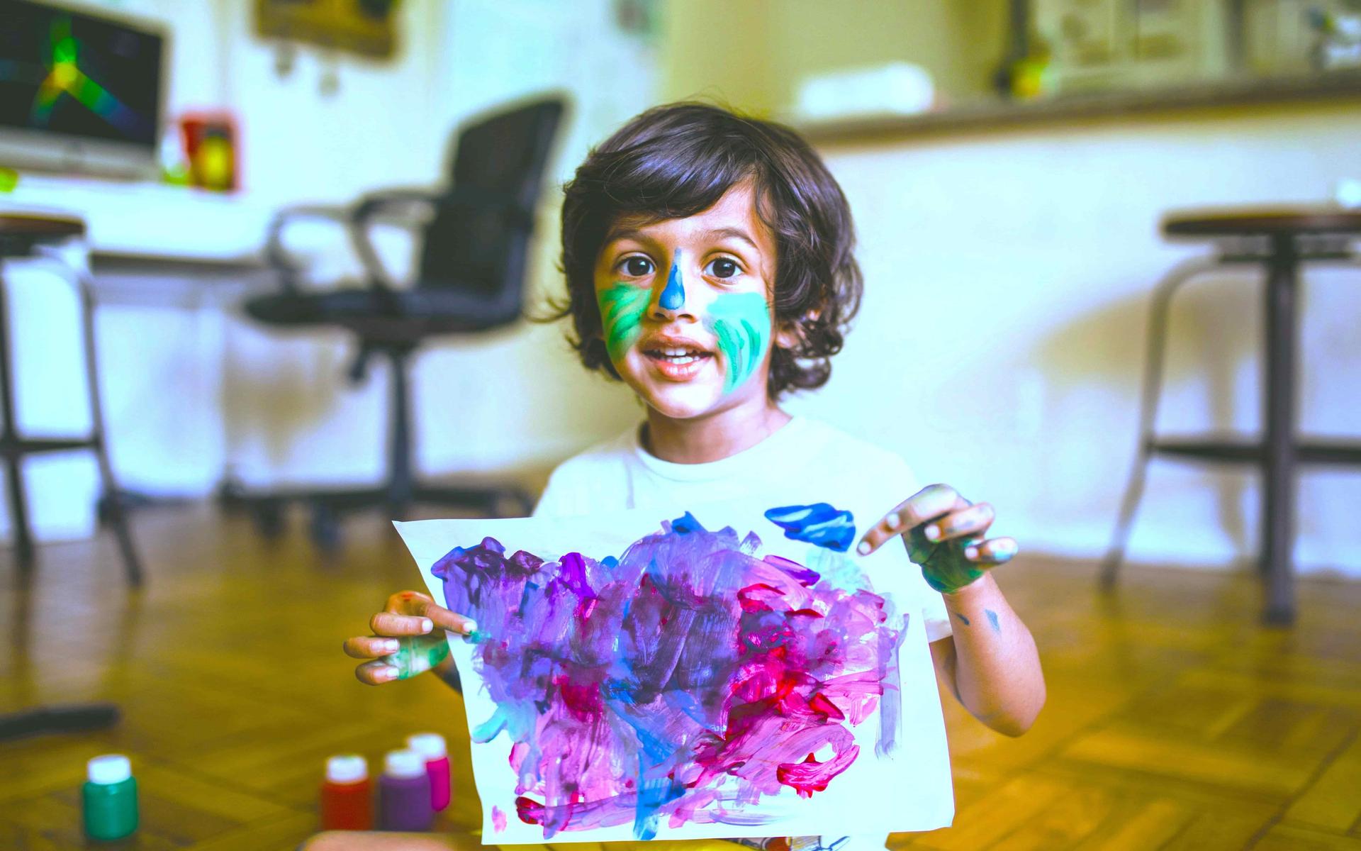 kind-spielt-mit-farben