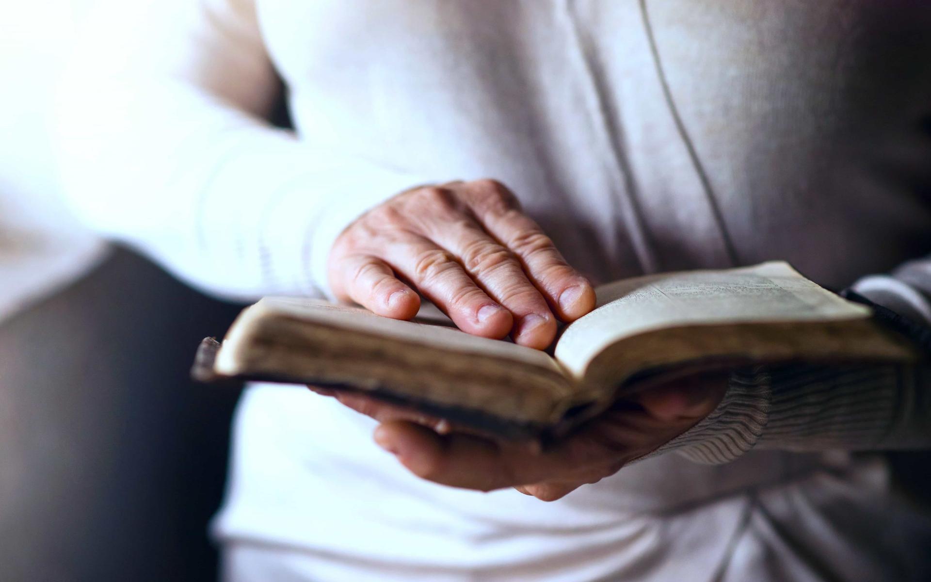 mann-mit-bibel