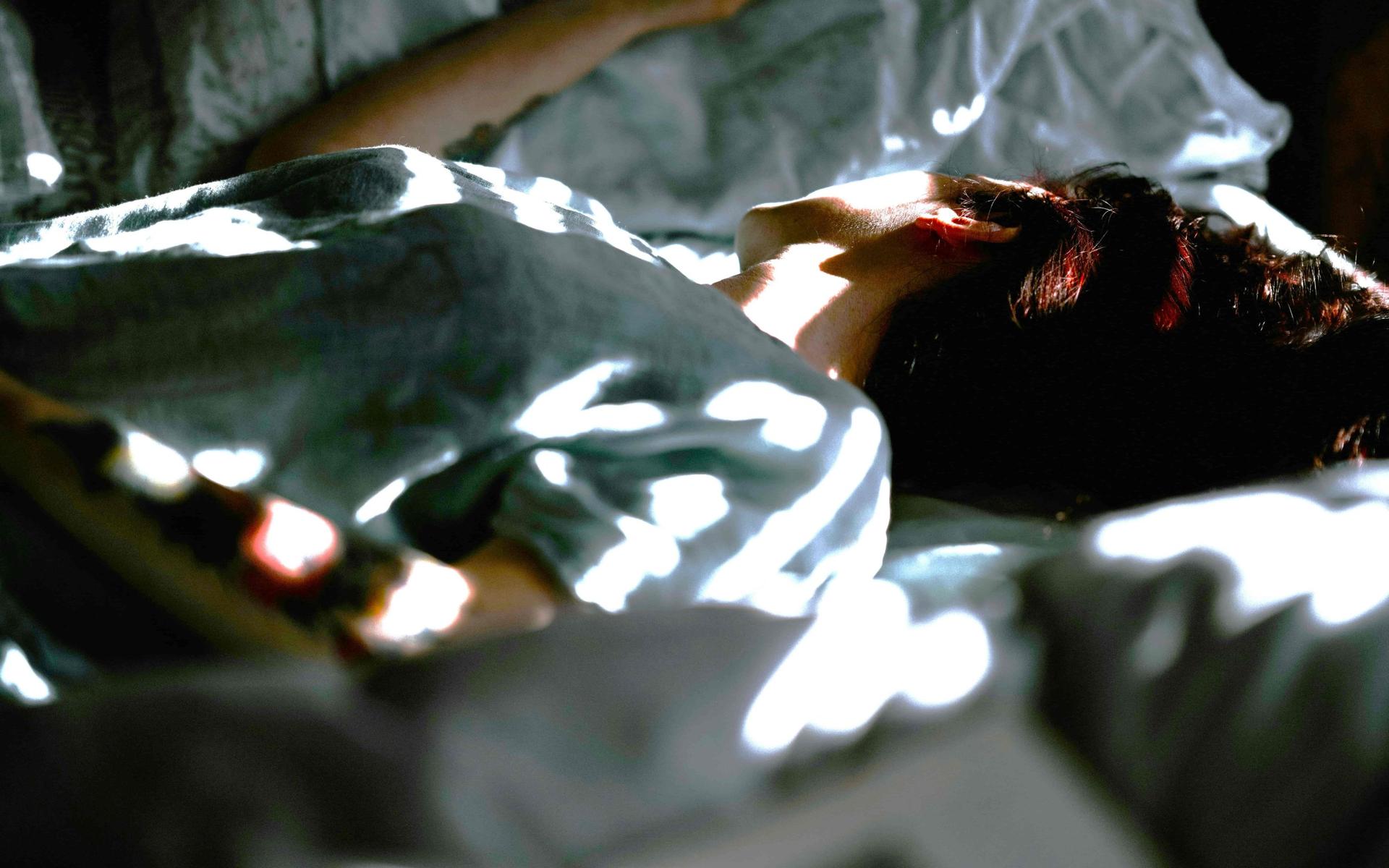 person-liegt-im-bett