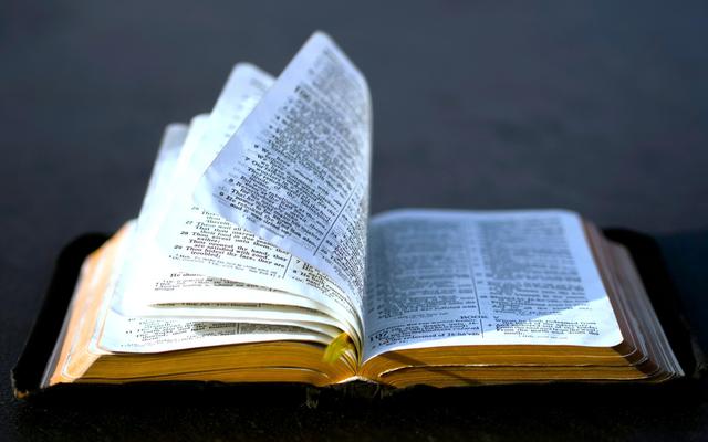 aufgeschlagene-bibel