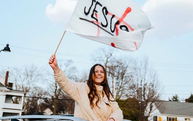 Frau hält Jesus-Flagge