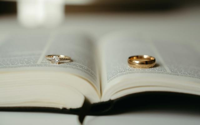 Eheringe auf Bibel
