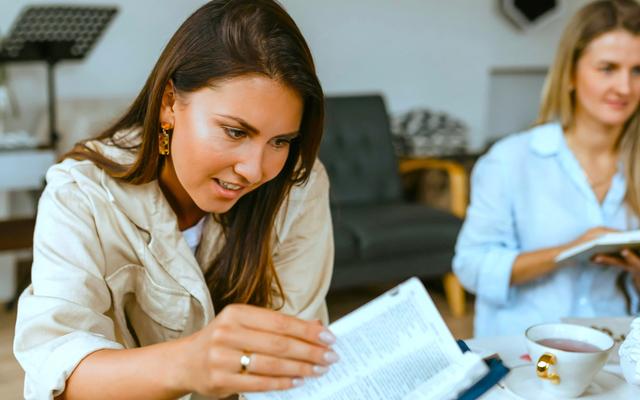 eine-frau-liest-eine-bibel-und-sucht-vers