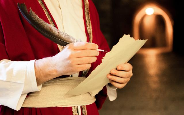 Person schreibt auf Papyrus