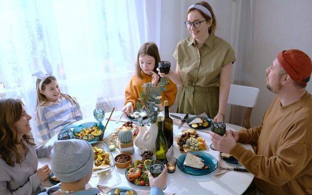 familie-am-tisch