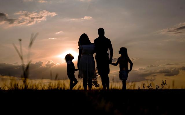 familie-im-sonnenuntergang