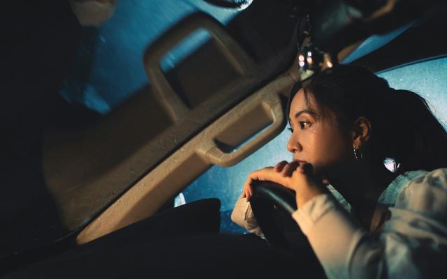 Frau im Auto