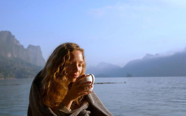 frau-warm-in-der-morgensonne