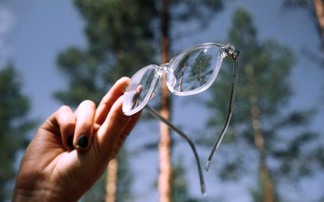 Hand hält Brille