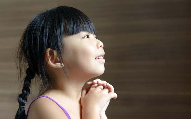 Asiatisches Mädchen beim Beten