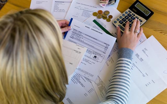 Frau begleicht ihre Rechnungen (schulden, verschuldung) (Bigstock: 51927352)