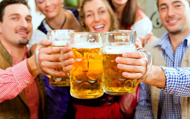 Menschen feiern am Oktoberfest