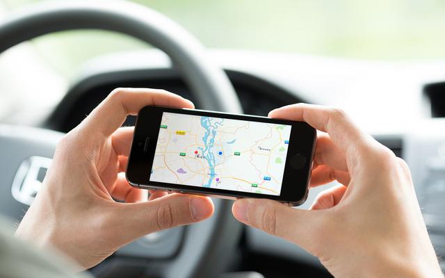 Mann benutzt Google Maps-Navigationssystem auf iPhone