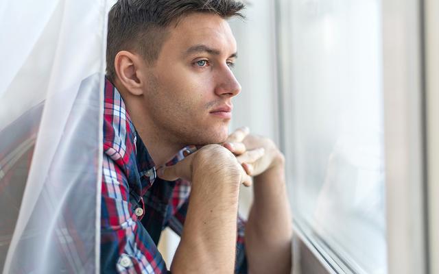 Verletzter, trauriger und nachdenklicher Mann