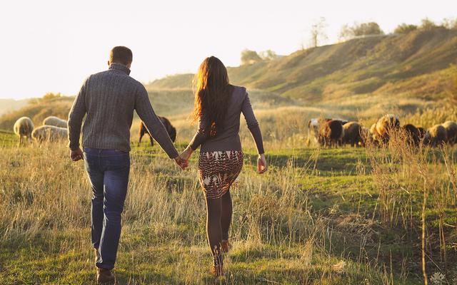 Mann und Frau laufen Hand in Hand