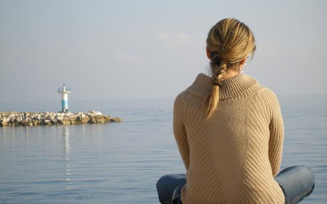 Frau einsam am Strand.