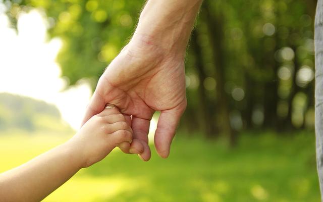 Vater und Sohn Hand in Hand