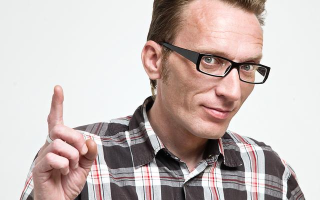 Mann hält den Zeigefinger hoch