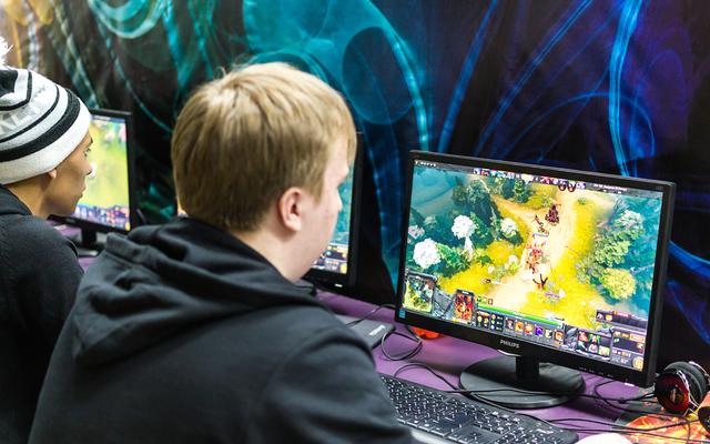 Teenager vor Computer am Gamen