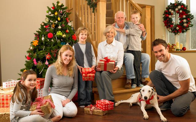 Glückliche Familie feiert Weihnachten
