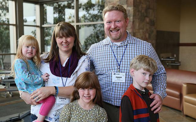 Tiffany Bowen mit Ihrem Ehemann und den Kindern