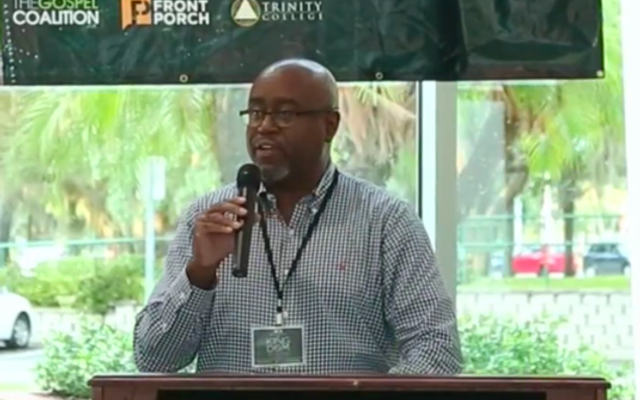 Darryl Williamson als Pastor