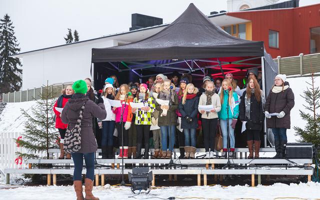 Ein Jugendchor singt Weihnachtslieder.