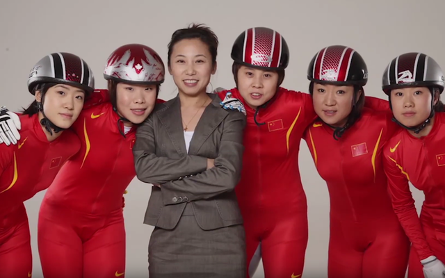 Li Yan (3.v.l.) ist Chinas Trainerin des Kurzdistanz-Speed-Skating-Teams.