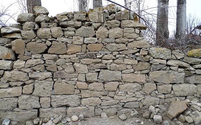 Eine bröckelnde Mauer