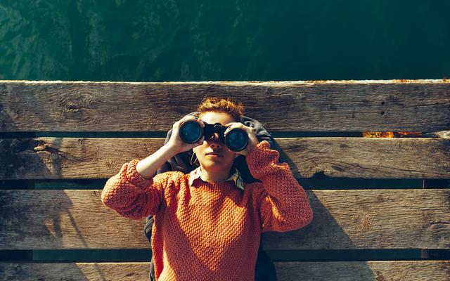 Frau mit Fernglas