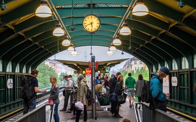 Menschen an der U-Bahnstation