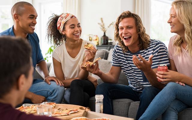Freunde teilen sich Pizza